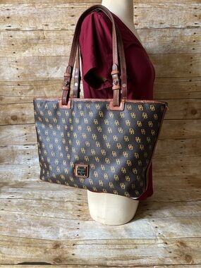 Vintage Dooney & Bourke large shoulder bag